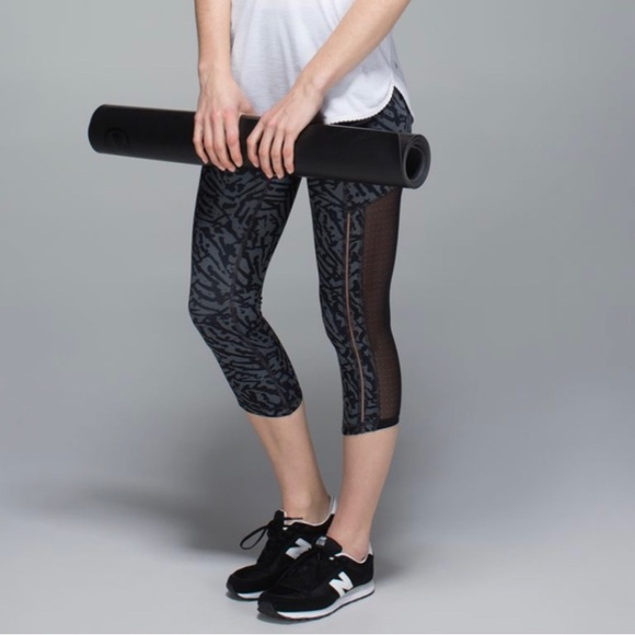 NWOT Lululemon Hot To Street Crop, Biggie Brushed Animal Coal/Black - Picture 4 of 8